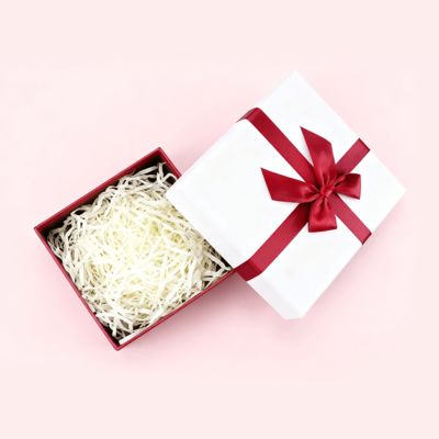 Caja rígida de regalo de lujo personalizada de fábrica con tapa, cartón estucado con laminación mate, relieve y estampado para embalaje de regalo