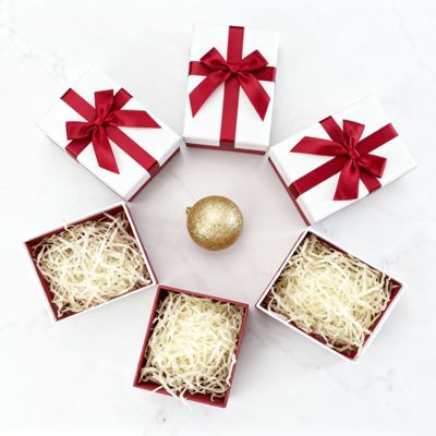 Caja rígida de regalo de lujo personalizada de fábrica con tapa, cartón estucado con laminación mate, relieve y estampado para embalaje de regalo