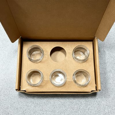 Caja de embalaje de regalo de cartón corrugado Kraft de 6 unidades personalizada para lata de vela perfumada de 2 oz con estampado de lámina dorada y laminación mate