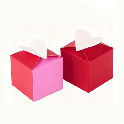 Desata el encanto del amor con nuestra exclusiva caja de tarjetas en forma de corazón. Forro de esponja laminada brillante y mate. Cada momento especial. Manejar velas.