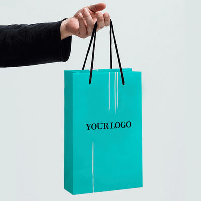 Bolsas de regalo personalizadas de alta gama en mano Tienda de ropa Bolsas de papel Kraft artesanal personalizadas Embalaje de regalos