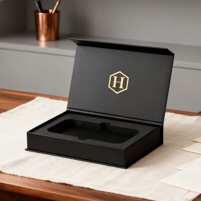 Caja de Papel Personalizada al por Mayor Empaque Caja de Regalo Magnética Cartón Negro Esponja Laminación Mate para Tarjetas Deportivas